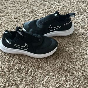 Nike Youth sneakers in black and white, slip ons, size 6.5 in like new condition